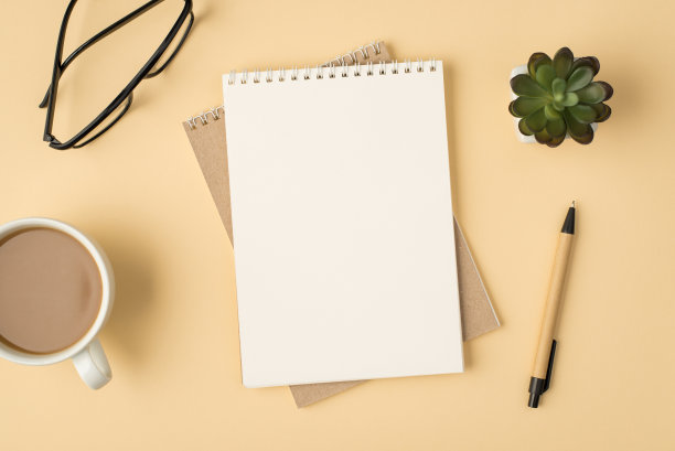 俯视图照片的两个抄本，钢笔，眼镜，花盆和杯子在孤立的米色背景与空白图片下载