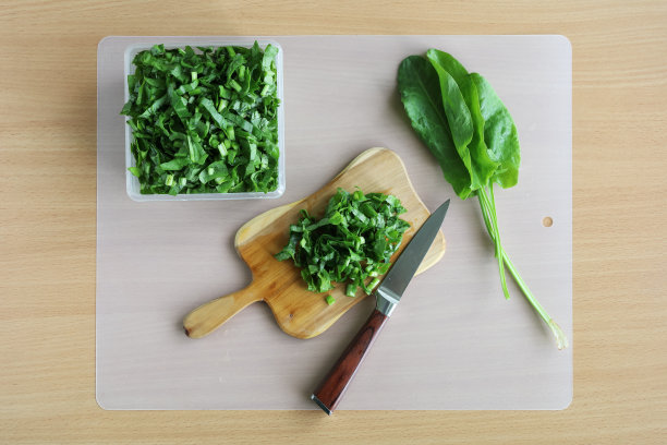 将酸模色拉切成薄片放在砧板上或桌上，为素食者提供维生素图片下载