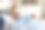 年轻女子正在床上学习图片下载