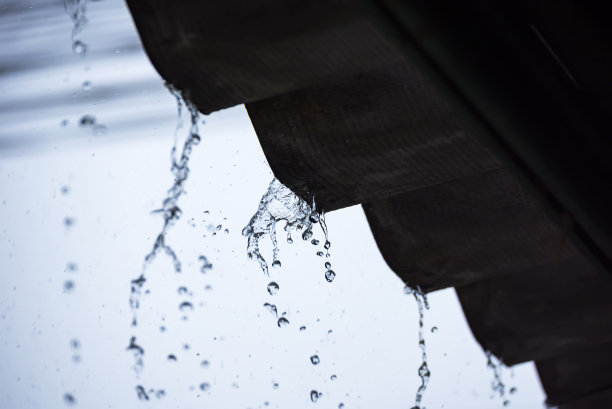屋顶下的景色。在一个大雨天，雨水从屋顶上掉下来。图片下载