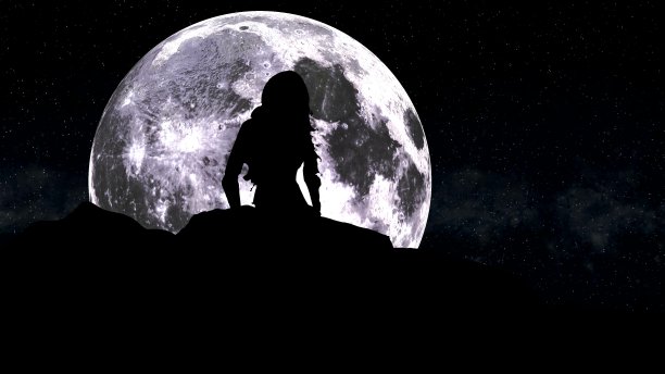 美丽的女人坐着，放松在山的边缘面对着月亮的剪影图片下载