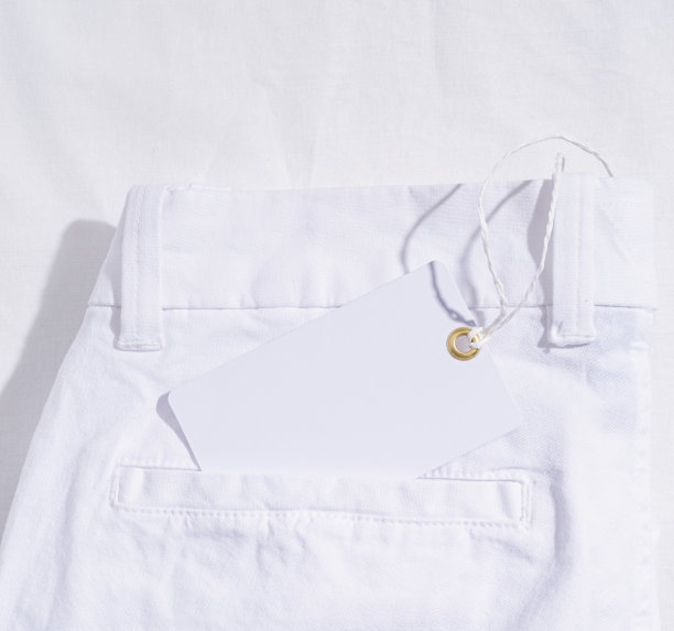 白色夏季牛仔裤白色面料背景与空白价格标签图片下载
