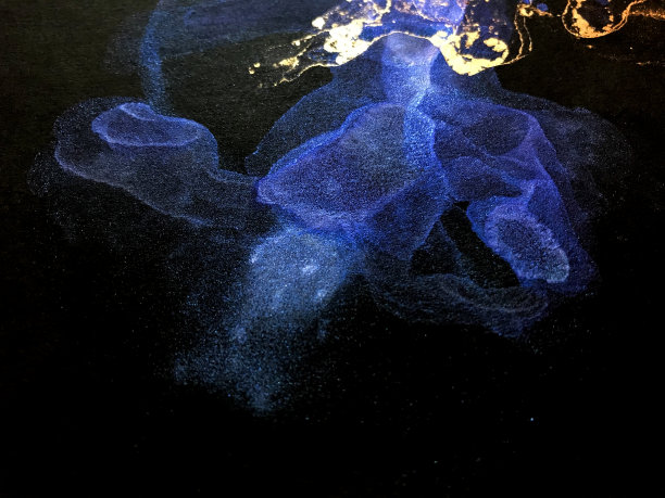 金色和蓝色油漆流体艺术上的黑色背景。星云星系闪抽象画。石头纹理。图片下载