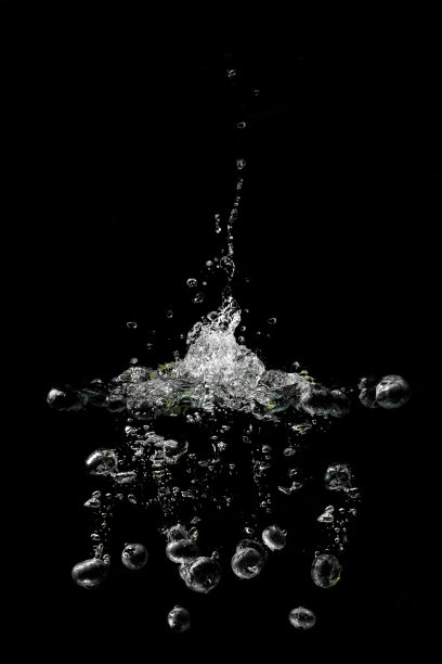 在黑莓上撒点水和水果图片下载