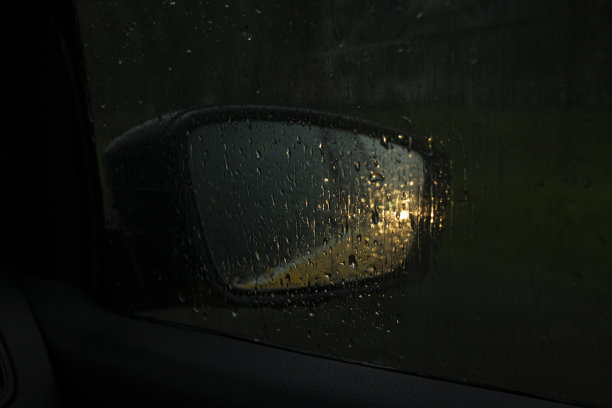 雨中车灯反射的汽车侧镜图片下载