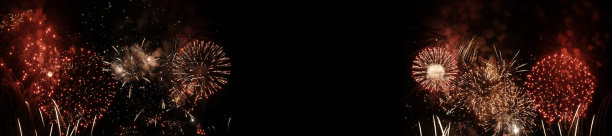 彩色明亮的烟花孤立在黑色背景与空白的文字在中间。图片下载