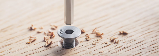 六角螺栓螺钉用六角扳手安装在橡木板上。扳手、螺栓、螺钉和螺母。图片下载