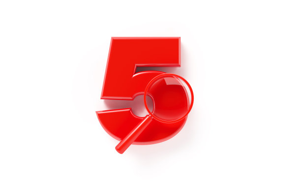 红色放大镜坐在红色数字5在白色背景图片下载