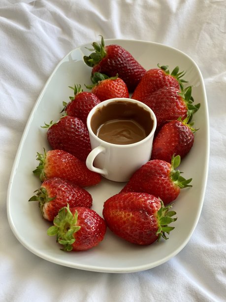 一盘草莓和融化的巧克力图片下载