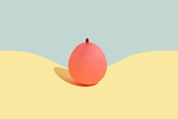 派对气球孤立在淡蓝色和黄色的背景图片下载