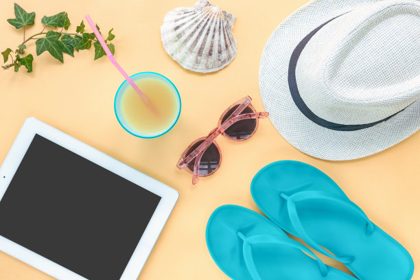 平板电脑及旅游配件，夏日平躺，俯视图图片下载