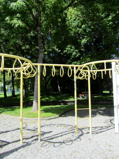 操场上的猴架。图片下载