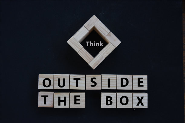 思考框外的措辞上的木块概念与黑色的背景。图片下载