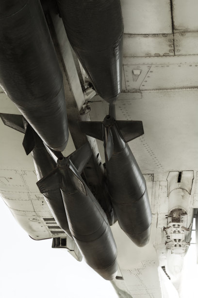 战斗轰炸机上的炸弹和导弹武器图片下载