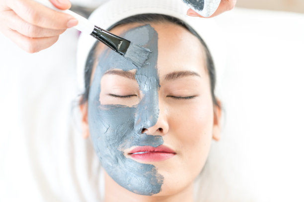 在美容院做面膜的女人。做面膜的美容师。图片下载