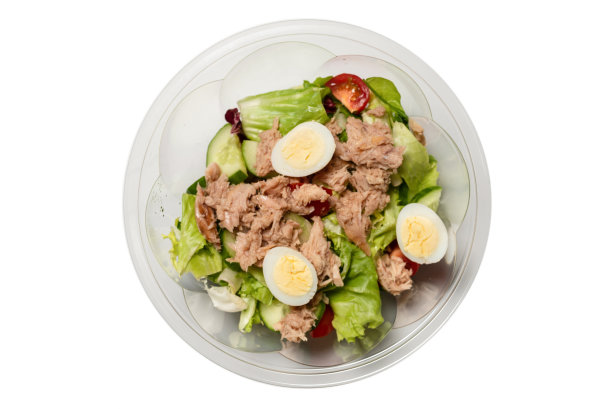 新鲜的金枪鱼沙拉，生菜，黄瓜，樱桃和鸡蛋在塑料容器。图片下载