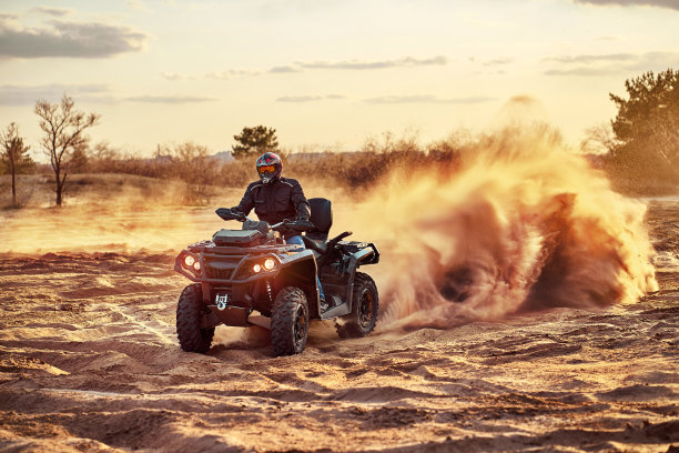 越野四轮自行车比赛，极限运动图片下载