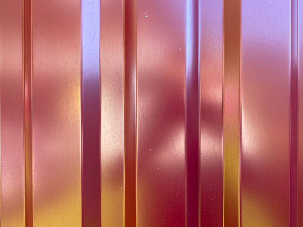 铁质金属栅栏的纹理和表面用红色高分子涂料涂上锡和瓦楞纸板。背景图片下载