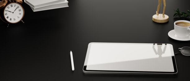 数字平板电脑与实体屏幕在黑色的桌子上，咖啡杯，书籍和装饰品，3D渲染图片下载