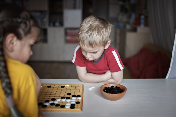 兄弟姐妹在家里一起玩围棋，中国传统棋类游戏，数字排毒图片下载