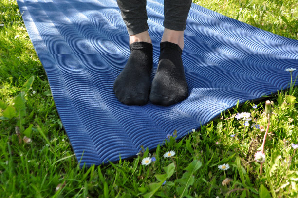 在户外的垫子上练习瑜伽的人图片下载