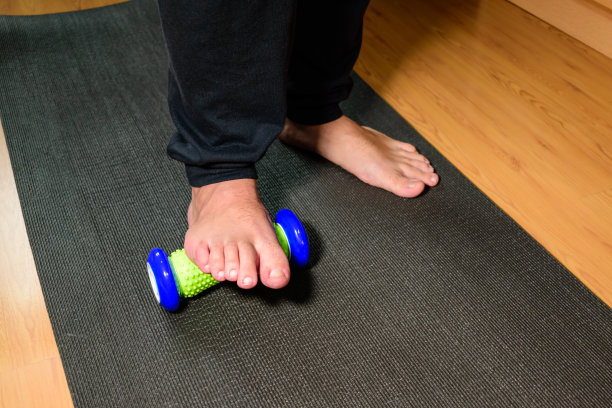 人做康复治疗。骨折后正在进行脚部康复的男子。男人在家里做康复训练。图片下载