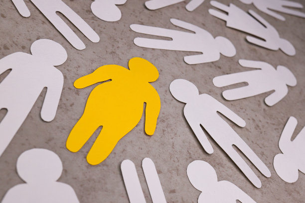 普通人中超重的人。黄色的纸形状在中心。图片下载