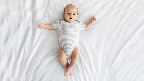 俯视图拍摄的可爱的小新生儿躺在床上图片下载