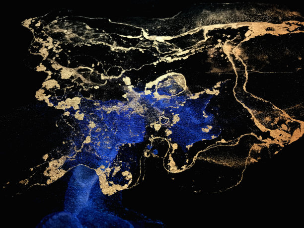 金色和蓝色油漆流体艺术上的黑色背景。星云星系闪抽象画。石头纹理。图片下载
