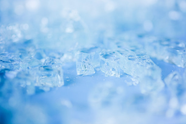 选择性聚焦，蓝色背景上的玻璃碎片的模糊照片。抽象简约的概念。空间的文本图片下载