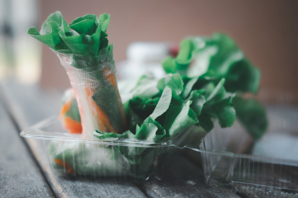 关闭沙拉混合蔬菜卷在面条管图片下载