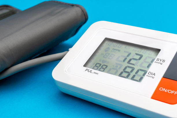 蓝色背景的医用血压计。关闭了。图片下载