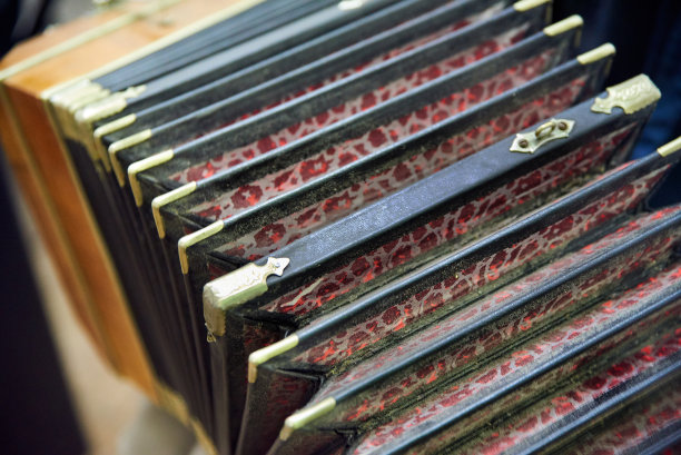 一名男子在音乐会上演奏手绢图片下载