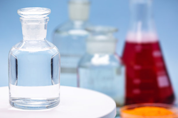 试剂瓶带玻璃塞，蓝色背景，药房或药品概念，带拷贝空间图片下载