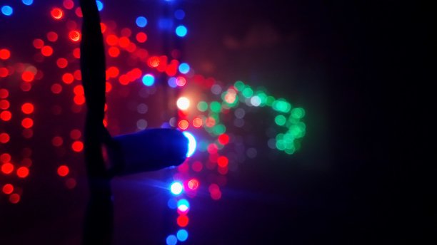 五彩缤纷的婚礼彩灯和散景图片下载