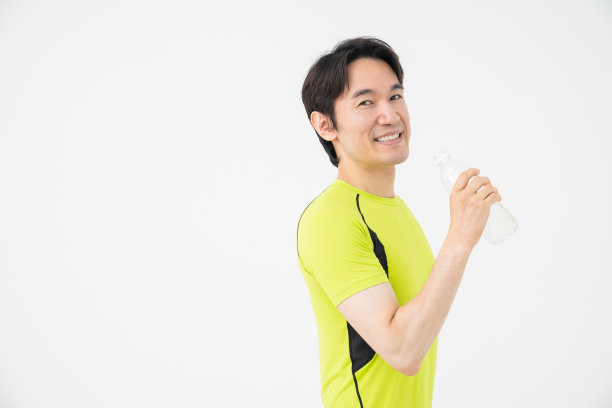 喝水的中年男人图片下载