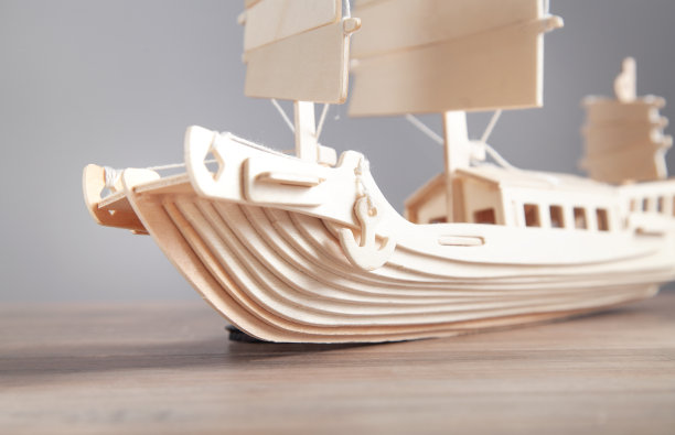 桌子上有一个木制的船模型。旅行和冒险图片下载
