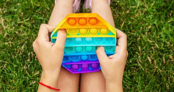 孩子玩抗压力弹。选择性集中。图片下载