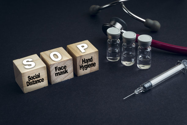 标准操作程序或标准操作程序，内容为木质立方体，黑色背景为听诊器和注射器图片下载