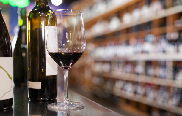 红酒杯和酒瓶图片下载