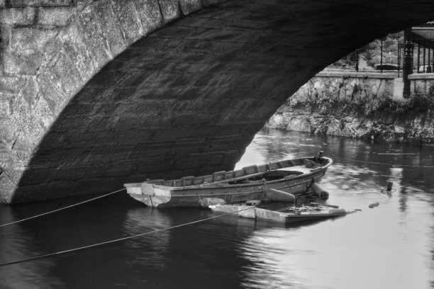 Mandeo河桥下的船只，Betanzos, a Coruña。图片下载
