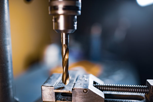 在车间工作场所用刨花近距离钻孔的过程图片下载