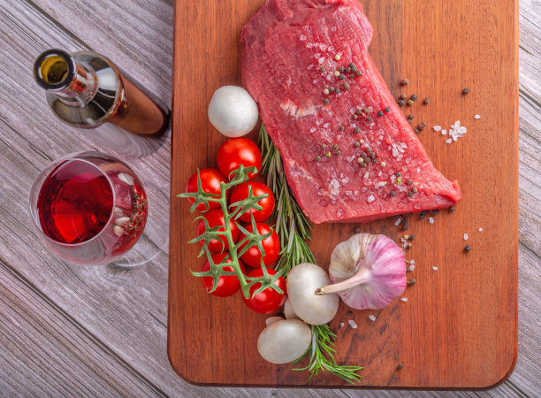 红酒和牛肉的木材背景图片下载
