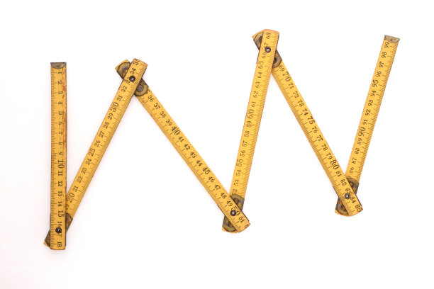 黄色卷尺，用于工具轮盘或尺。卷尺以厘米为单位测量模板。磁带仪表设置隔离在白色背景。图片下载