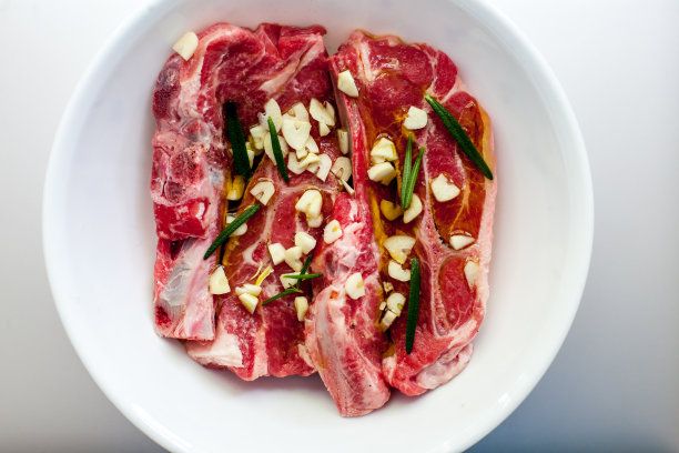 羊排配大蒜，橄榄油和迷迭香图片下载