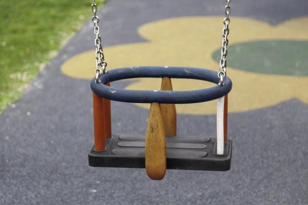 在操场上为孩子们荡秋千图片下载