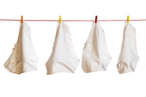 四条女人的内裤挂在晾衣绳上，孤立在白色的背景上。图片下载
