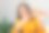 一位穿着橙色运动衫的漂亮的黑发年轻女子一手拿着一块披萨，另一只手的手指在舔着，旁边是一瓶绿色瓶子里的啤酒。快餐的概念图片下载