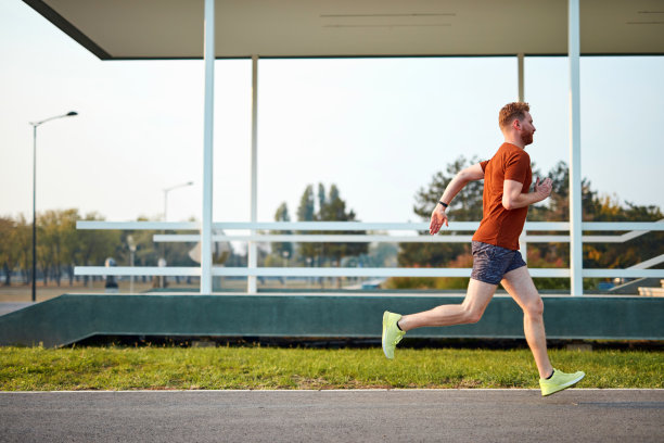 年轻的运动女性在城市公园伸展和锻炼。图片下载