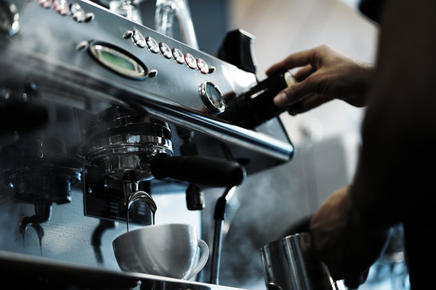 咖啡师从专业的咖啡机中提取咖啡。图片下载